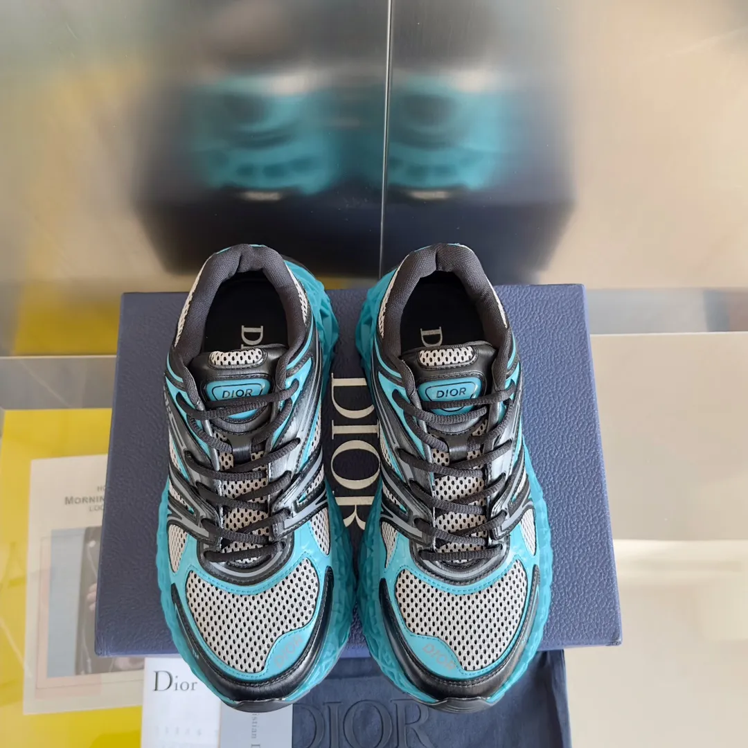 【DIOR】P:800💰 Men's 39-44. (Male 45.46 custom-made) Dior kawa Dior joint 2025ss casual sports shoes‼ ️ Reinterpret running shoes with dior’s haute couture style. b35 is made of fine-textured leather and mesh fabric materials. It can be worn in all seasons, is comfortable and breathable, and has many lines on the shoe body to outline details. It has a full retro three-dimensional feel and can create a casual look all year round!